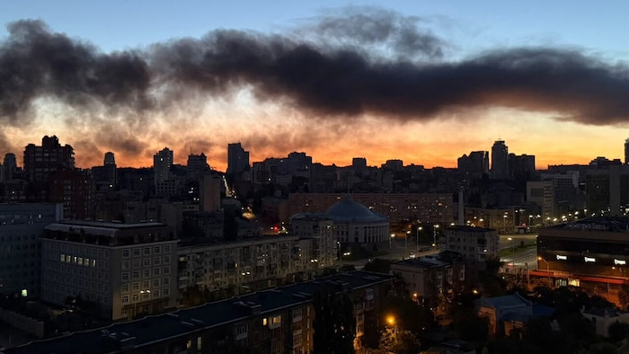 Rauch nach einem russischen Angriff über Kiew