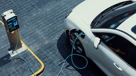 PHEVs kombinieren einen batterieelektrischen Antrieb mit einem Benzin- oder Dieselmotor. Ihr ...