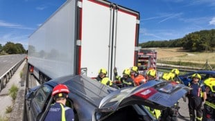 Der Unfall auf der Westautobahn forderte drei Verletzte, eine 68-Jährige war im Fahrzeug ...