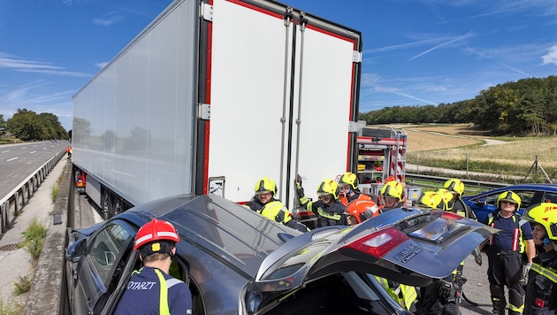 Der Unfall auf der Westautobahn forderte drei Verletzte, eine 68-Jährige war im Fahrzeug ...