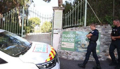 Polizisten vor dem Eingang des Renoir-Museums in Frankreich, in dem am Dienstagmorgen mehrere ...