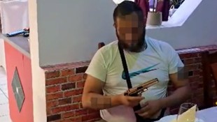Berichte, dass Mirsad A. Menschen auch mit einer Pistole bedrohte, erhalten durch Beweismaterial ...