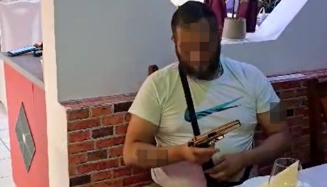 Berichte, dass Mirsad A. Menschen auch mit einer Pistole bedrohte, erhalten durch Beweismaterial ...