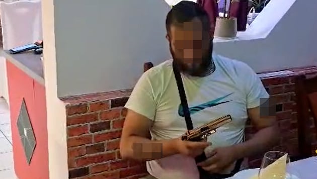 Berichte, dass Mirsad A. Menschen auch mit einer Pistole bedrohte, erhalten durch Beweismaterial ...
