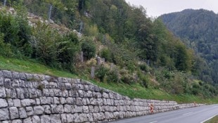 An der B178 zwischen Lofer und Unken wird der Schutz vor Steinschlägen erneuert.