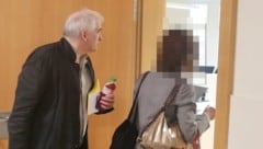 Die pensionierte Lehrerin mit ihrem Anwalt Michael Dohr.