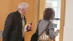 Die pensionierte Lehrerin mit ihrem Anwalt Michael Dohr.
