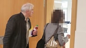 Die pensionierte Lehrerin mit ihrem Anwalt Michael Dohr.