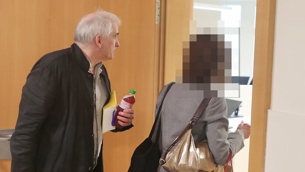 Die pensionierte Lehrerin mit ihrem Anwalt Michael Dohr.