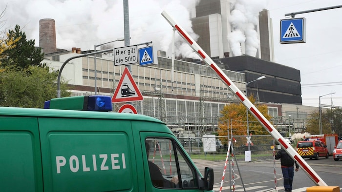 Nach dem Auffinden von mehreren Abschussvorrichtungen an den Hochspannungsleitungen in der Nähe ...