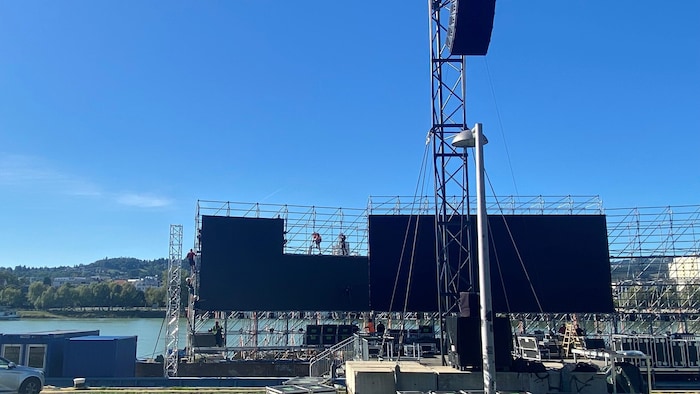 Im Linzer Donaupark wird schon die Szenerie der Klangwolke aufgebaut.