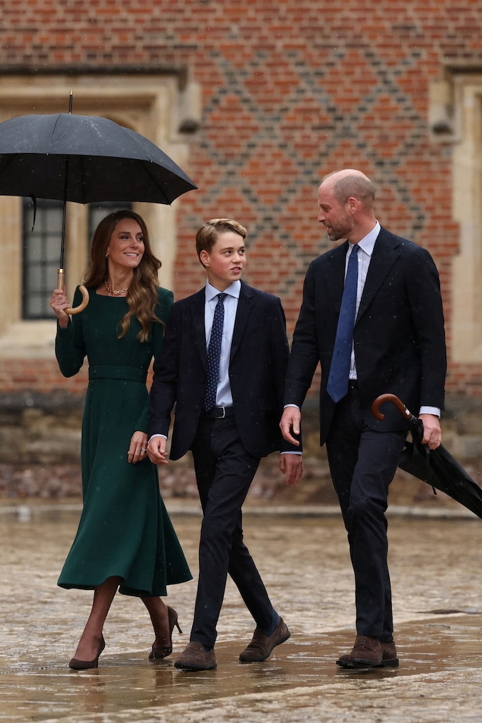 Während die Prinzessin in einem petrolfarbenen Kleid strahlte, trugen die Prinzen dunkel Anzüge ...