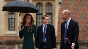 Prinz George (13) kommt gemeinsam mit seinen Eltern Prinz William und Prinzessin Kate zu seinem ...