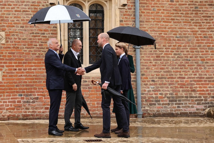 Prinz George wurde bei seiner Ankunft am Eton College von Schulleiter Simon Henderson und ...