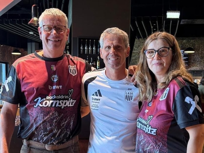 Fritzh Pimminger und Ehefrau Erika mit LASK-Trainer Didi Kühbauer.