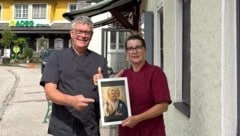 Fritz Pimminger und Ehefrau Erika mit einem „Foto“ von Fußball-Gott Didi Kühbauer.