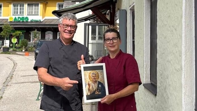 Fritz Pimminger und Ehefrau Erika mit einem „Foto“ von Fußball-Gott Didi Kühbauer.