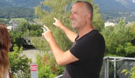 Bestsellerautor Bernhard Aichner beim Interview mit der „Tiroler Krone“ in Innsbruck