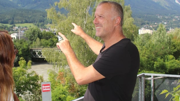 Bestsellerautor Bernhard Aichner beim Interview mit der „Tiroler Krone“ in Innsbruck