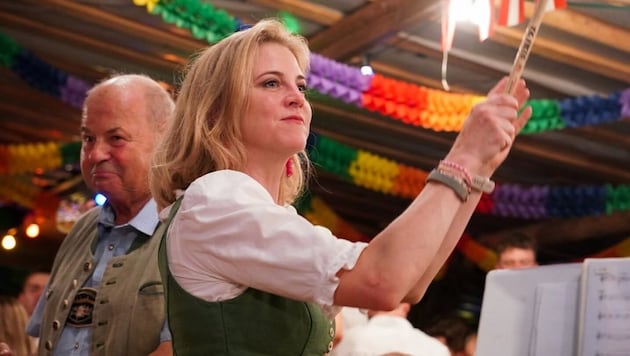 NEOS-Chefin Beate Meinl-Reisinger (hier beim Altausseer Kirtag 2024) schlugen nicht nur ...