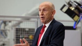 Der neue britische Finanzminister John Healey steht wegen der hohen Zinsen unter Druck.