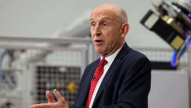 Der neue britische Finanzminister John Healey steht wegen der hohen Zinsen unter Druck.