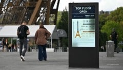 Nach dem Besuch einer hinduistischen Gruppe beim Eiffelturm ist das Pariser Wahrzeichen den ...