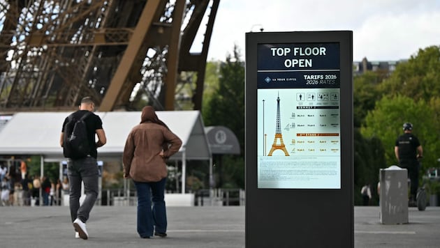 Nach dem Besuch einer hinduistischen Gruppe beim Eiffelturm ist das Pariser Wahrzeichen den ...