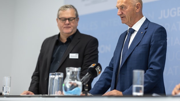 Provincial Councilor Christian Dörfel (ÖVP, right) and Martin Gruber, Head of the Department of ...