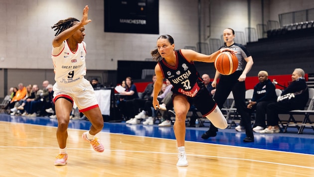 Rebekka Kalaydjiev (re.) reist in Sachen Basketball um die Welt.