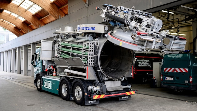 Ausrüstung wie der neue elektrische Monstertruck sollen die Kanalisation auch am Laufen halten, ...