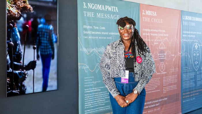 Samba Yonga (links), Kuratorin aus Sambia, präsentiert ein engagiertes Projekt, das indigenes ...