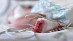 Das kleine Mädchen war erst vier Monate alt, als es schwer verletzt wurde.