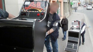Auch in Salzburg kam es immer zu Razzien, bei denen illegale Automaten von der Finanzpolizei ...