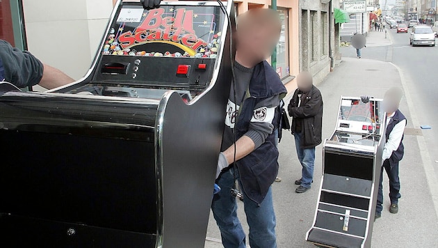 Auch in Salzburg kam es immer zu Razzien, bei denen illegale Automaten von der Finanzpolizei ...