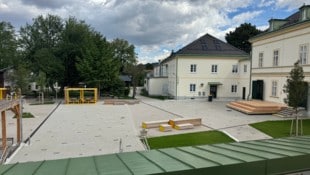 Der neue Schulhof am denkmalgeschütztem Campus glänzt mit Bäumen, Lerninseln und einer Bühne.