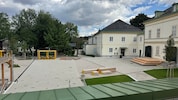 Der neue Schulhof am denkmalgeschütztem Campus glänzt mit Bäumen, Lerninseln und einer Bühne.