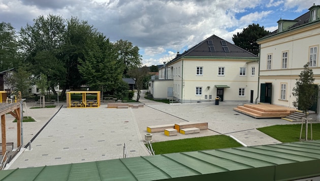 Der neue Schulhof am denkmalgeschütztem Campus glänzt mit Bäumen, Lerninseln und einer Bühne.