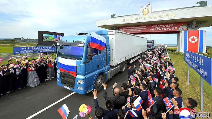 Die ersten Lastwägen, die aus Russland über die neue Brücke nach Nordkorea fahren, werden ...