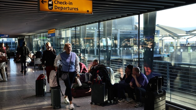 Gestrandete Reisende in London-Heathrow. Eine technische Störung führte zu Ausfällen und ...