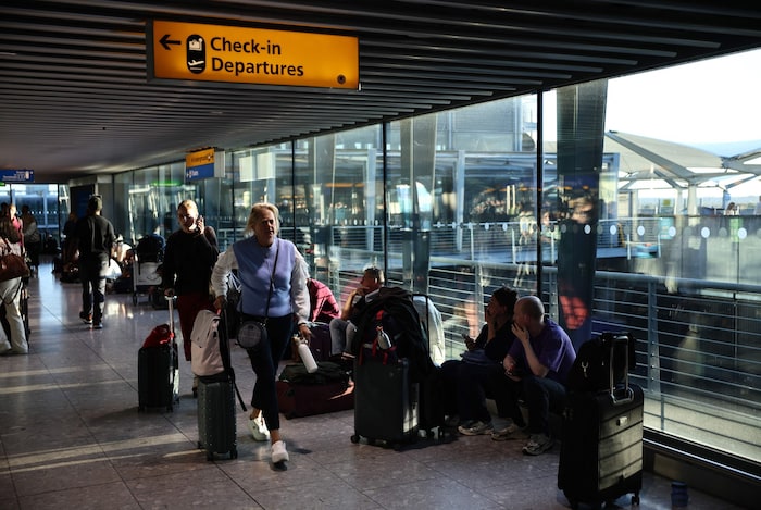 Gestrandete Reisende in London-Heathrow. Eine technische Störung führte zu Ausfällen und ...