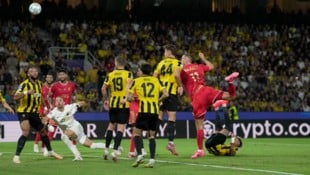 Sasa Kalajdzic köpft den Ball über das Tor.