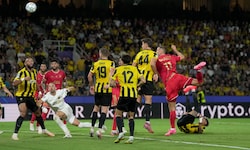 Sasa Kalajdzic köpft den Ball über das Tor.