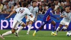 Weltfußballer Dembele (10) ist in der Offensive nur ganz schwer in den Griff zu bekommen.