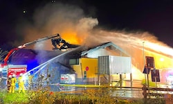 Der Dachstuhl des an den Bauhof angrenzenden Verteilerzentrum stand in Vollbrand.