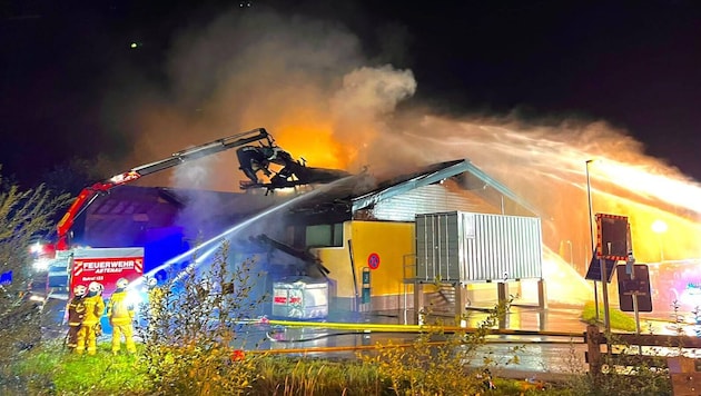 Der Dachstuhl des an den Bauhof angrenzenden Verteilerzentrum stand in Vollbrand.