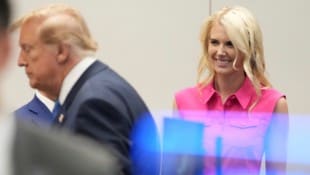 Hat gut lachen: Trumps Assistentin Natalie Harp bekam etwa ein Drittel ihres Jahresgehaltes als ...