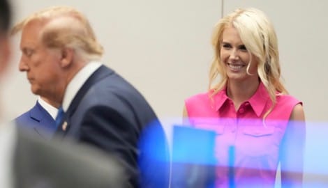 Hat gut lachen: Trumps Assistentin Natalie Harp bekam etwa ein Drittel ihres Jahresgehaltes als ...