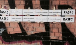 Mit Botschaften wie „Tanzen statt Twittern!“ will das Kunstprojekt Bewusstsein schaffen.