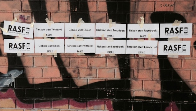 Mit Botschaften wie „Tanzen statt Twittern!“ will das Kunstprojekt Bewusstsein schaffen.